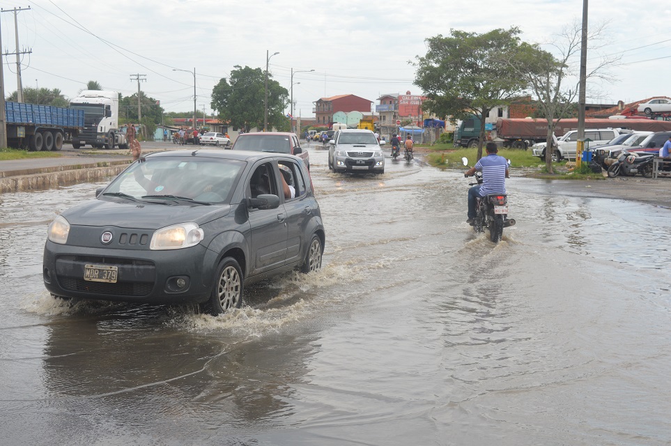 Transitable. Si bien es cierto que hay agua sobre la ruta, todavía se puede transitar. 
