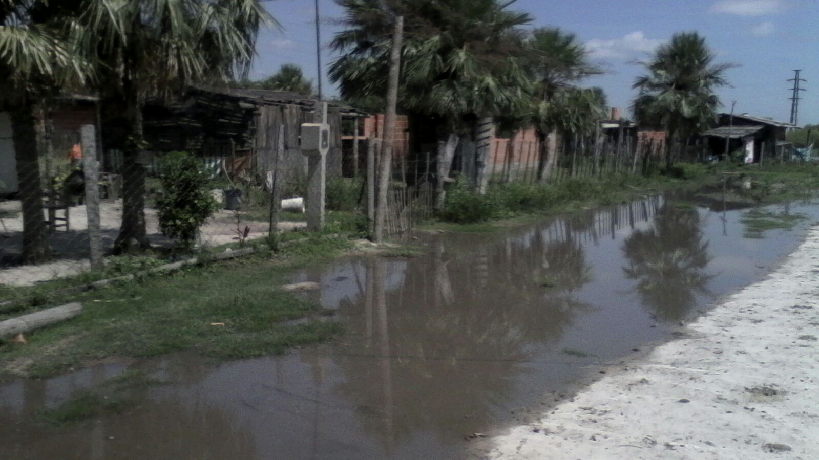 Agua. Comenzó a ganar terreno en la barriada. 