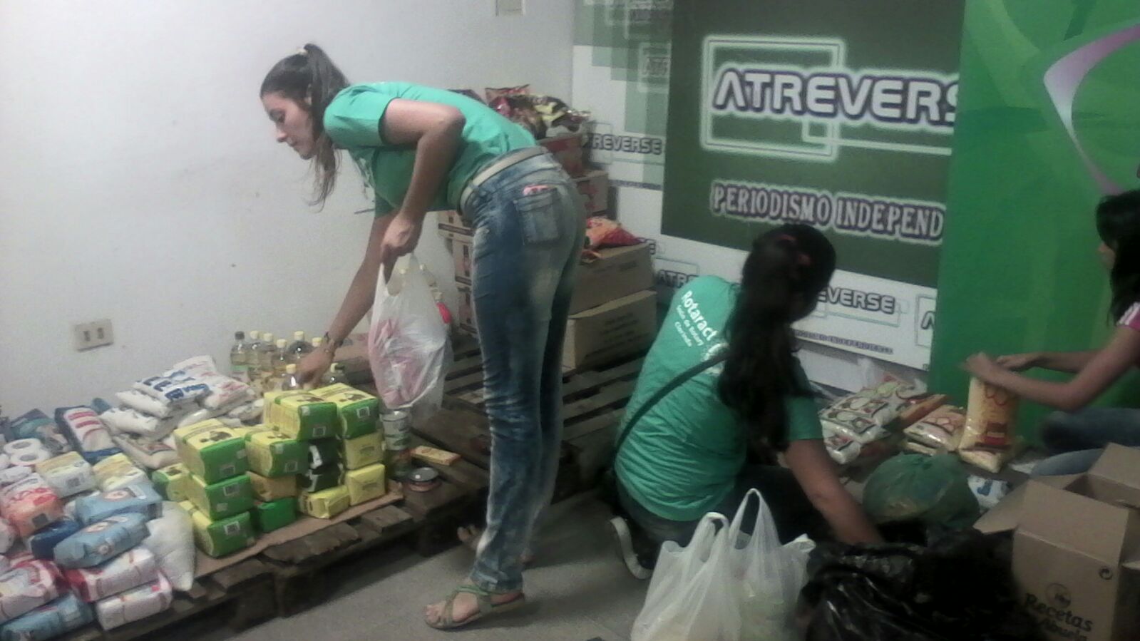  Mercaderías. Los voluntarios acomodando las donaciones.