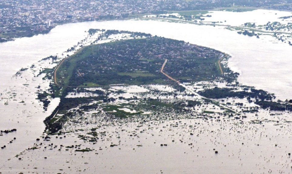 Inundada. La localidad de Alberdi se encuentra bajo agua. 