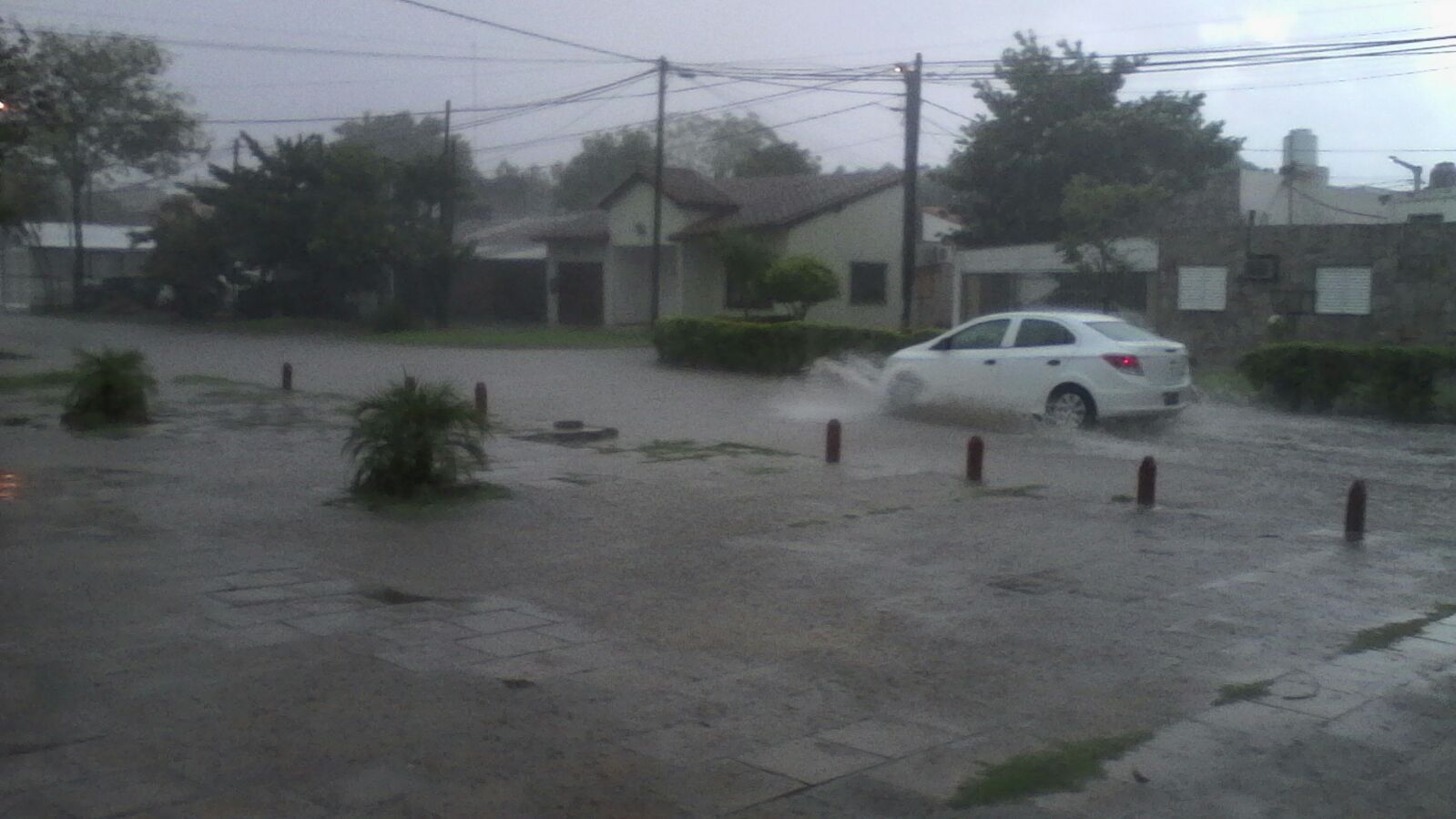 Lluvia torrencial  anega calles y avenidas en la ciudad. 