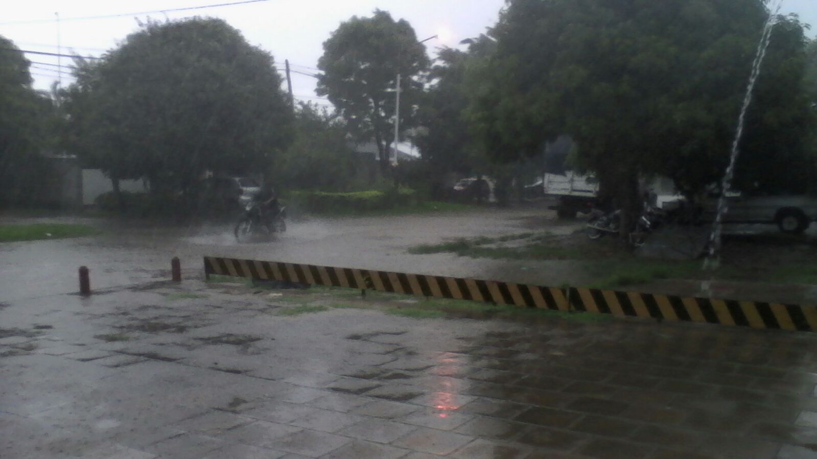 Lluvia torrencial en la zona de las viviendas. 