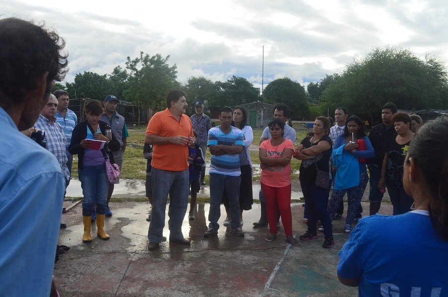 Celauro dialogando con los vecinos del barrio.