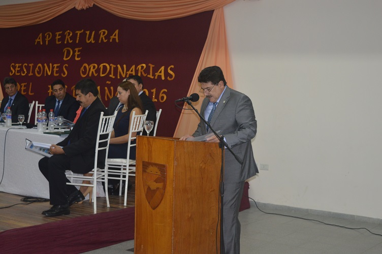 El Intendente pronunciando su discurso. 