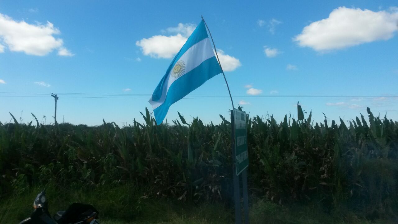 La bandera Argentina flameando en la protesta de los originarios.