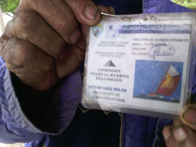 Víctor Báez Rolón nos muestra su carnet que lo identifica como Presidente Vecinal.