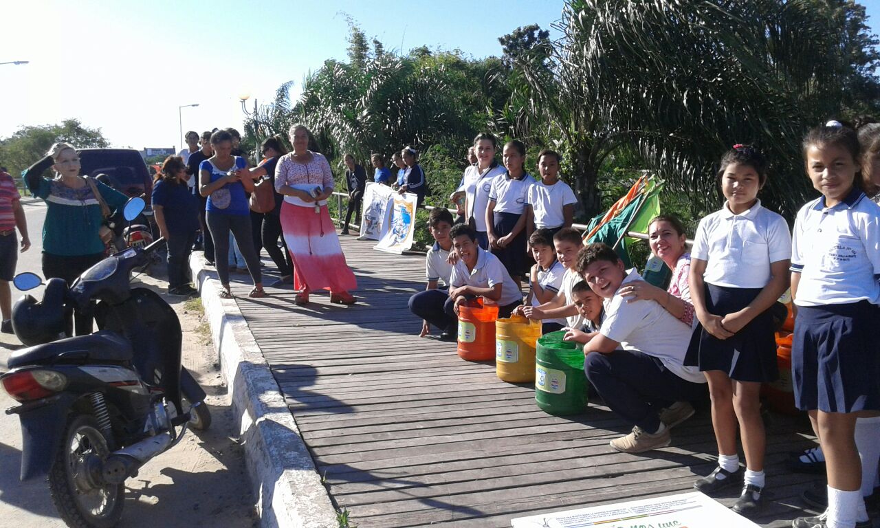 Los chicos llevaron tachos de basura para concientizar sobre el cuidado del medio ambiente. 