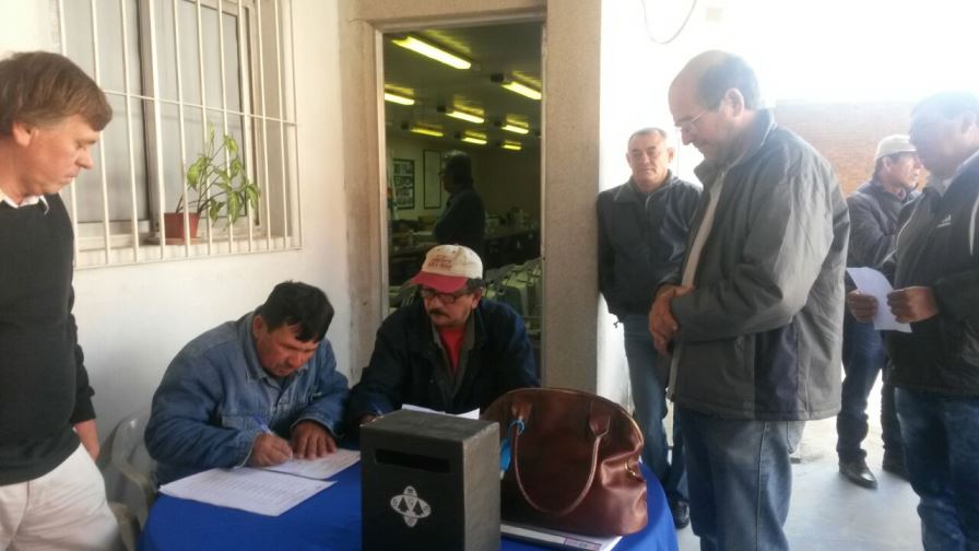 Carlos Franco, colega periodista y delegado, emitiendo su voto. 