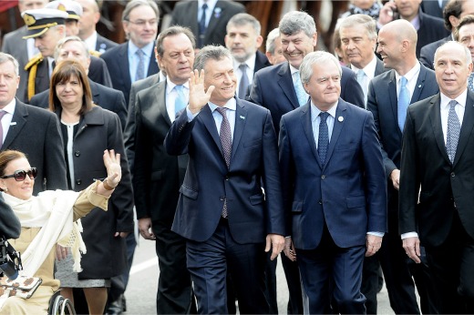 Mauricio Macri acompañado por su gabinete. 