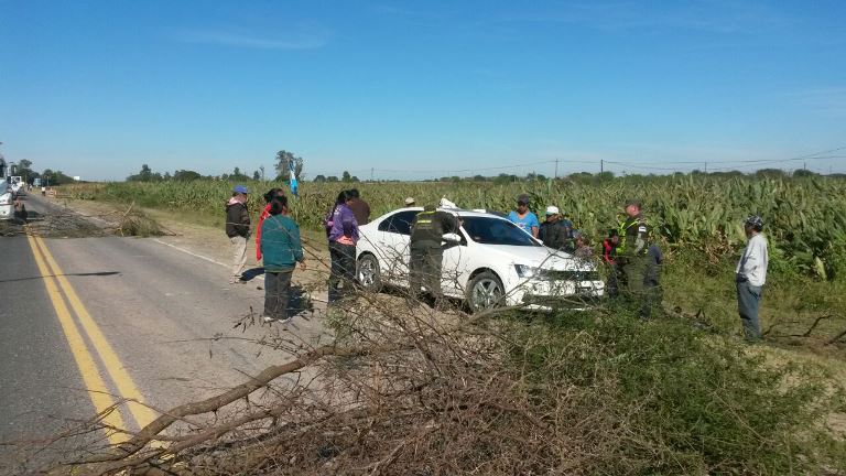 Un conductor intentó pasar por el lugar donde se encontraban los manifestantes. 