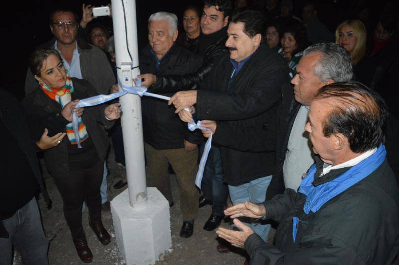 El Intendente inaugurando las luminarias sobre la Ruta 11. 