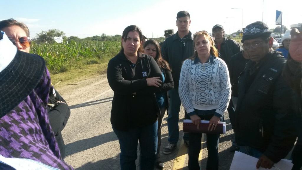 Gladys Sandoval, delegada del IPV Clorinda dialogando con los referentes del corte. 