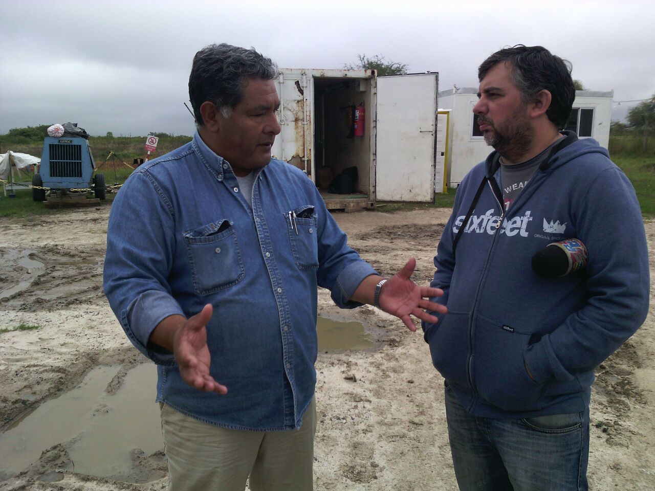 Rafael Condori charlando con Ernesto Veragua de Primicias. 