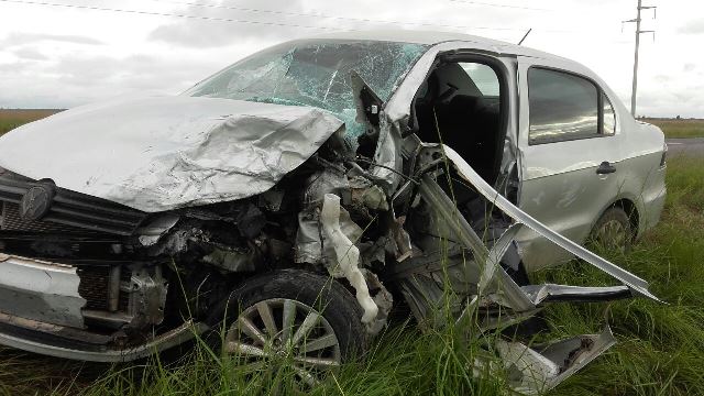 Así quedó uno de los vehículos que conducía una vecina de esta ciudad. 