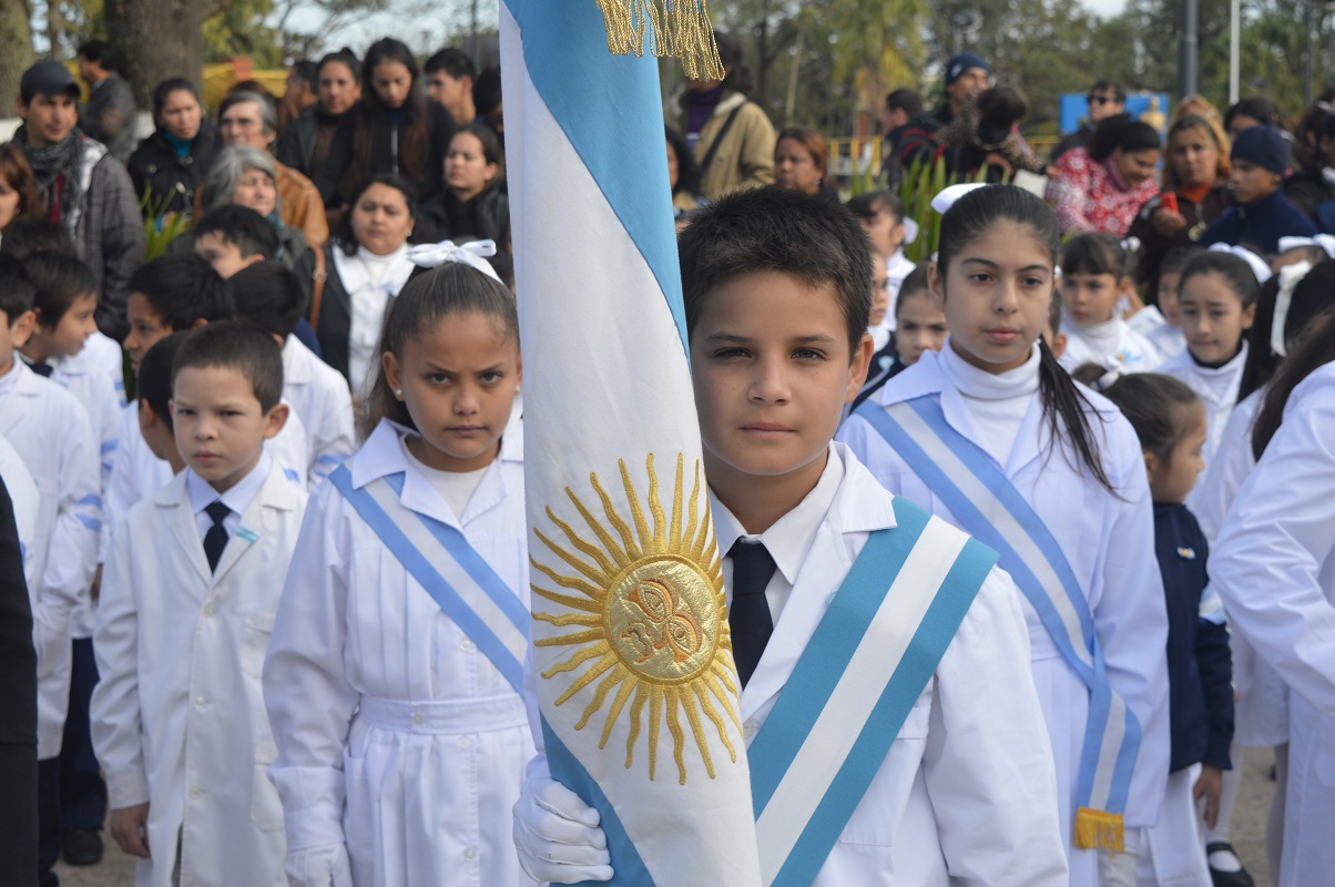 Uno de los abanderados, sosteniendo la bandera Argentina.