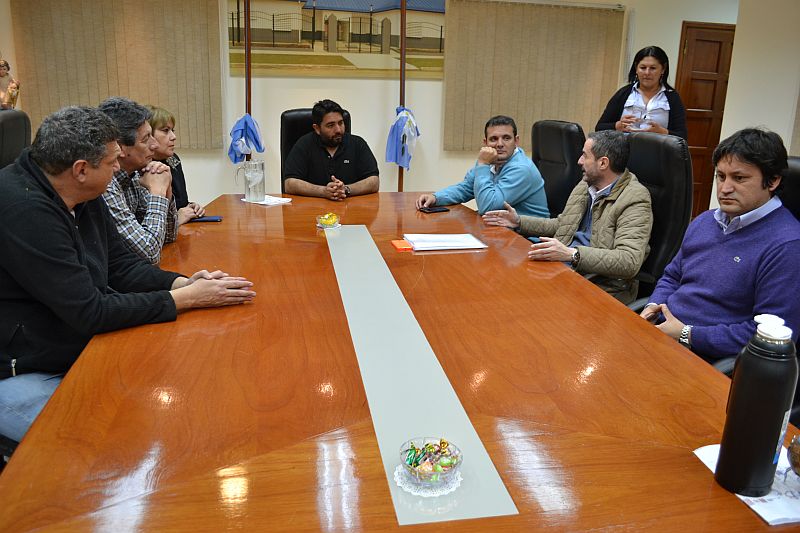 Lageze fue recibido por concejales y funcionarios municipales.