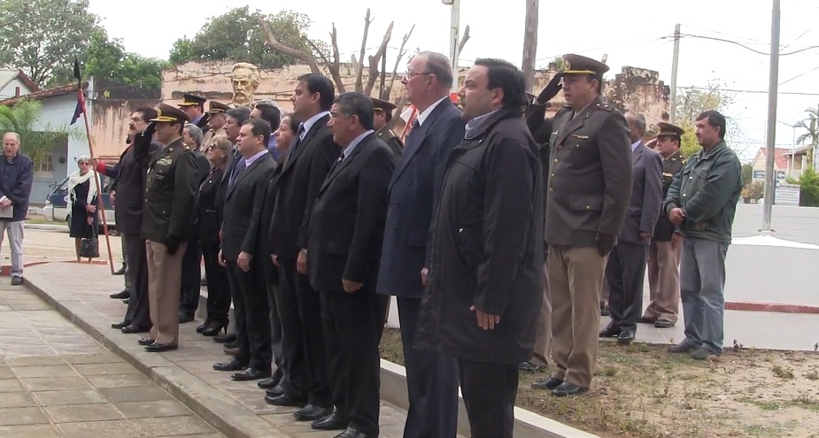 Autoridades presentes al momento de entonar el himno argentino. 