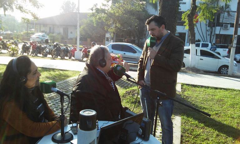 Carolina, Alfredo y Ernesto, charlando en la transmisión de FM Sensación que transmitió todo el acto. 
