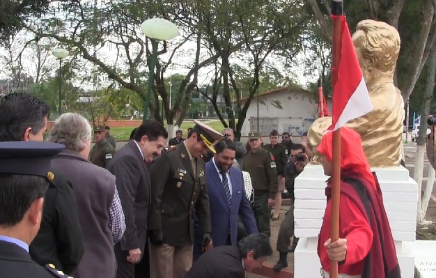 Las autoridades hicieron entrega de la ofrenda floral. 