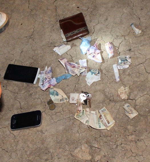 Dinero, drogas y teléfonos nuevamente en imagen.