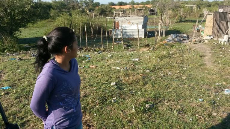 Rosa Miranda observando su casa. 