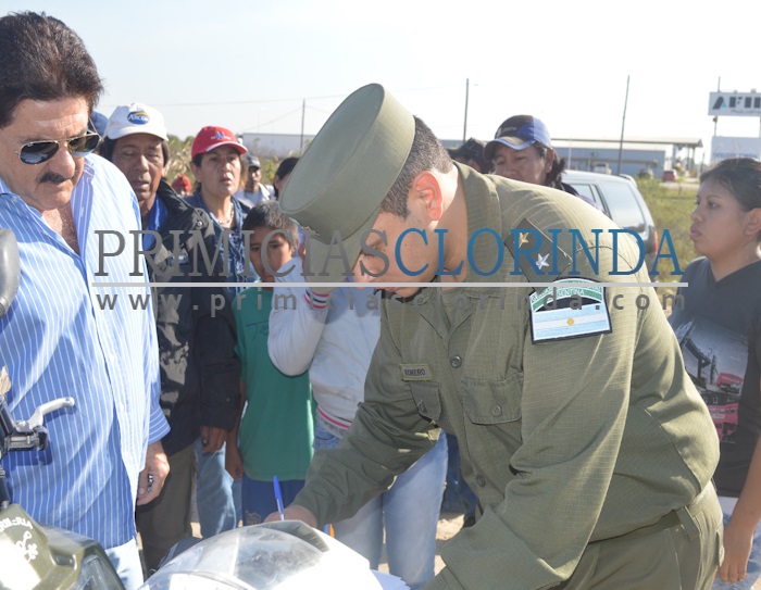 Manuel Celauro, firmando el compromiso de gestionar los terrenos con Andrés Caballero. 