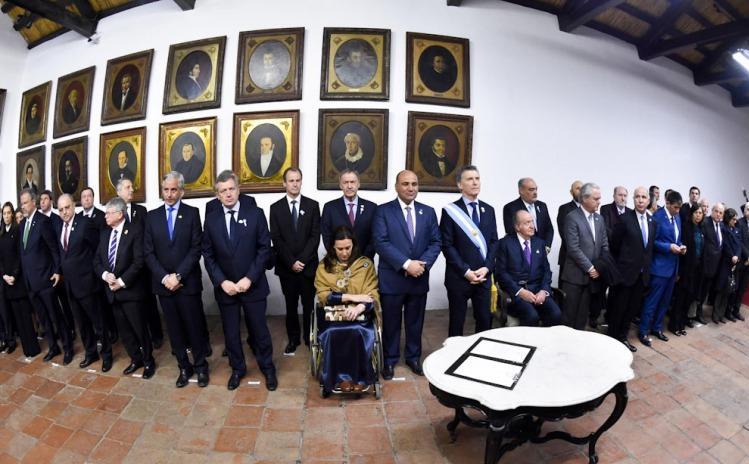 Los gobernadores firmaron la declaración de la Independencia junto al Presidente.