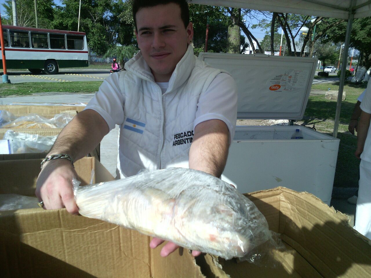 Uno de los vendedores del equipo de Pescado Argentino, ofreciendo pescado de mar.