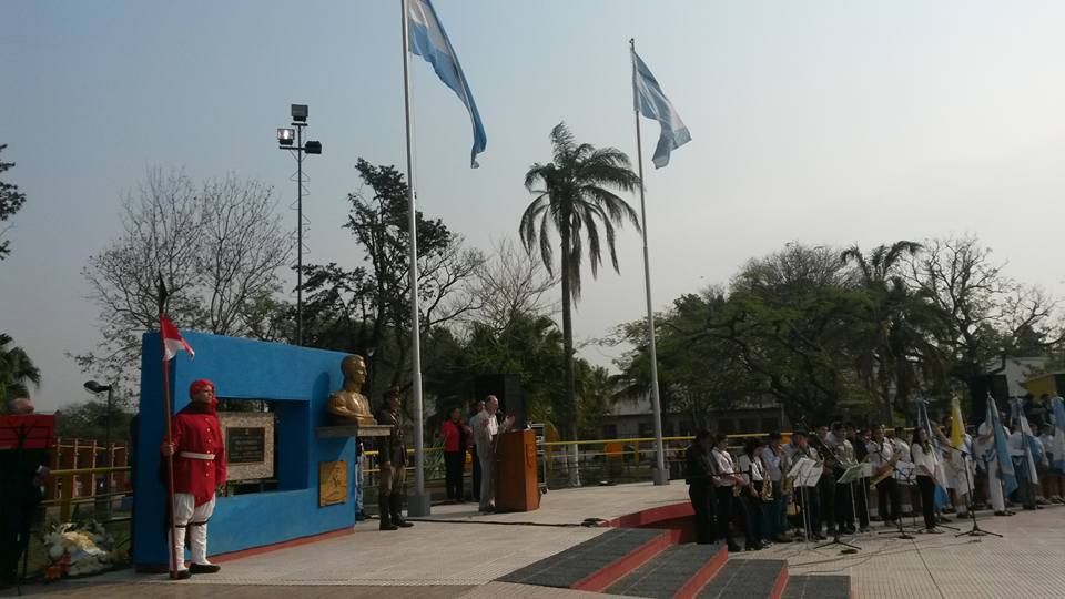 Las banderas argentinas flameando alto en el día en el cual se conmemora el fallecimiento del General Don José de San Martín. 