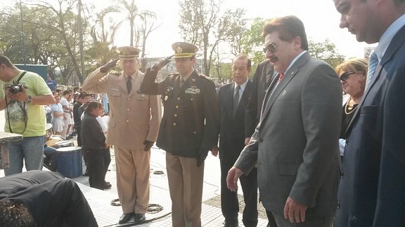 El Intendente y los Jefes de las Fuerzas de Seguridad en el momento de hacer entrega de la ofrenda floral.