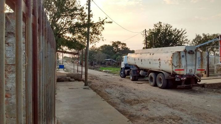 El camión que traslada el agua para los pobladores de Puerto Pilcomayo.