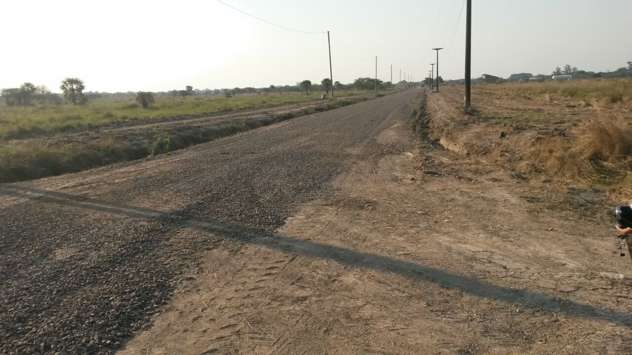 Acceso a la planta de gas con el ripio colocado en una primera etapa.