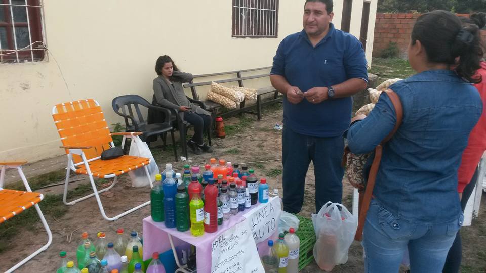 Gustavo un feriante que vende productos de limpieza elaborados por su familia.