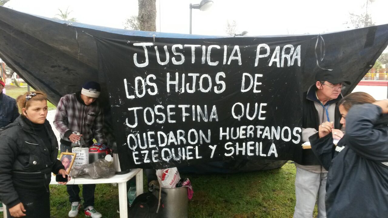 La familia de Josefina se manifiestan frente al Juzgado.