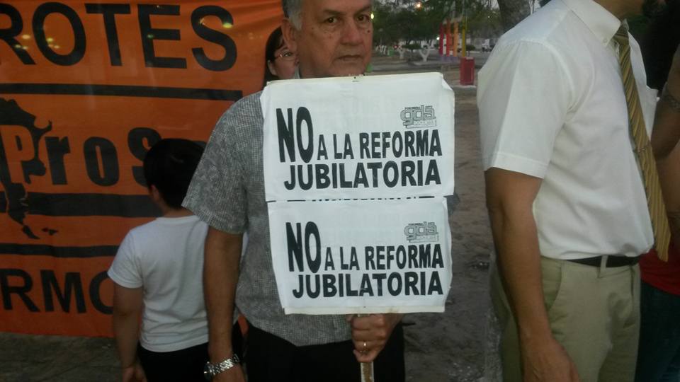 Un manifestante sosteniendo un cartel con la consigna del reclamo.