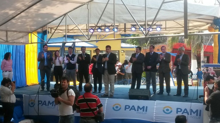 El titular nacional del PAMI rodeado por funcionarios locales y nacionales.