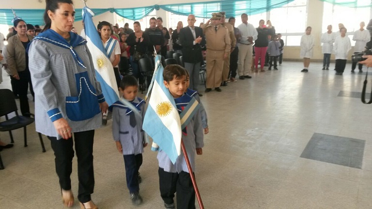 Uno de los alumnos al momento del ingreso de las banderas.