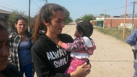 La beba agredida sostenida por su mamá. Hoy pidieron mayor seguridad en el barrio.