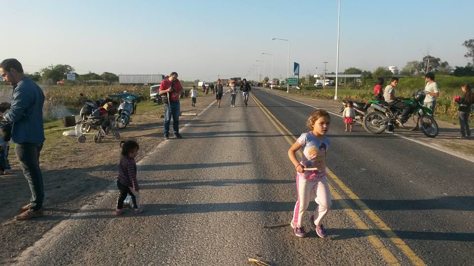 Los hijos de los manifestantes jugando sobre la Ruta 11. 