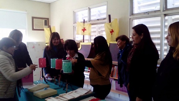 En la delegación zonal realizan los preparativos para el acto y la cena por el día del maestro. 