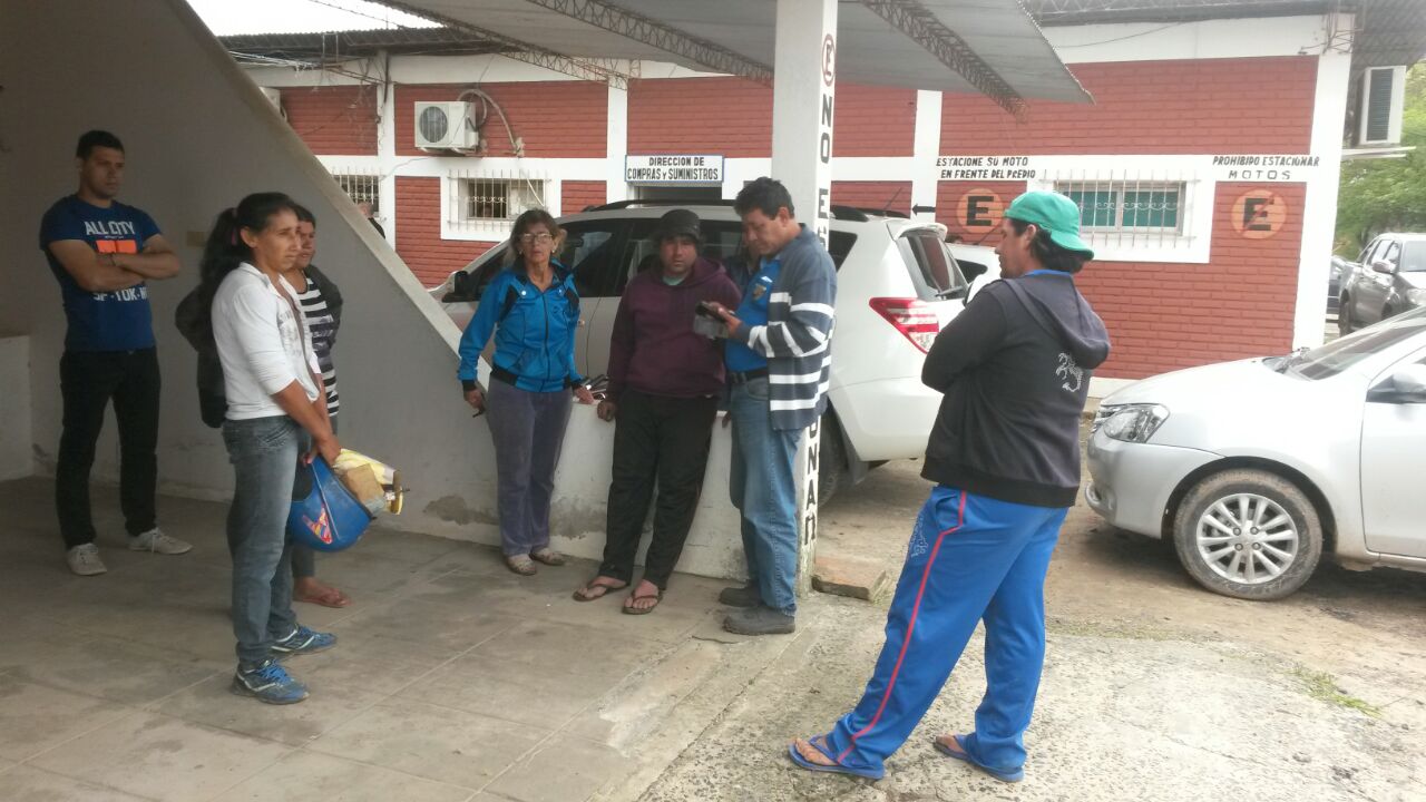 González acompañado por sus familiares.