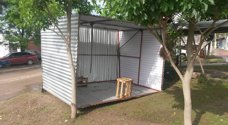 Una casilla ubicada por calle Cochabamba fue arrastrada de una vereda a otra.