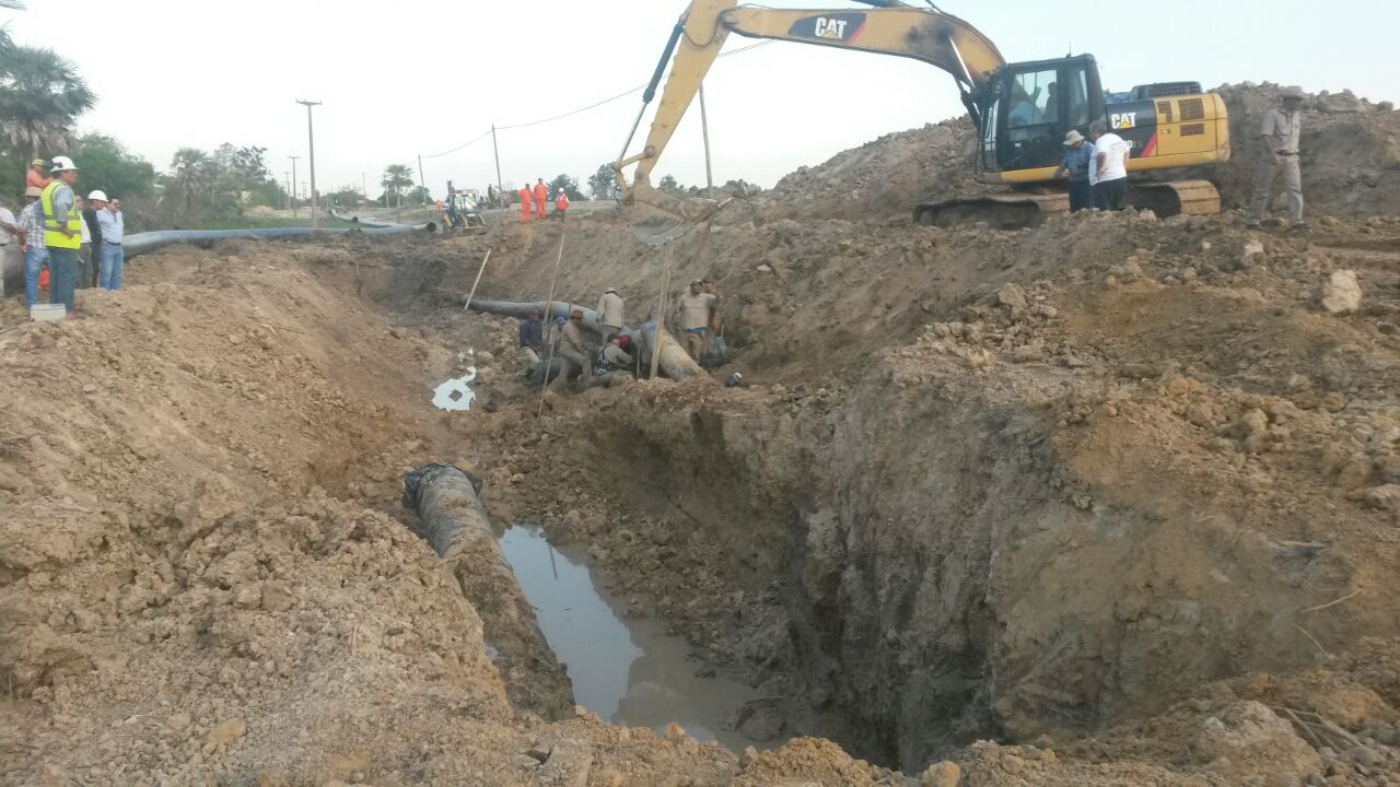 Maquinaria pesada trabajando en el lugar. 