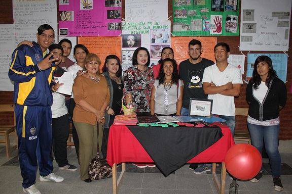 Alumnos trabajaron en promover la no violencia contra la mujer.