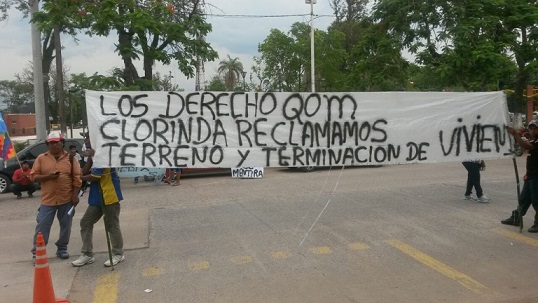 Reclamo Qom frente al Juzgado.