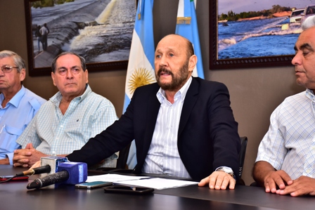 Insfrán al momento de hacer el anuncio.