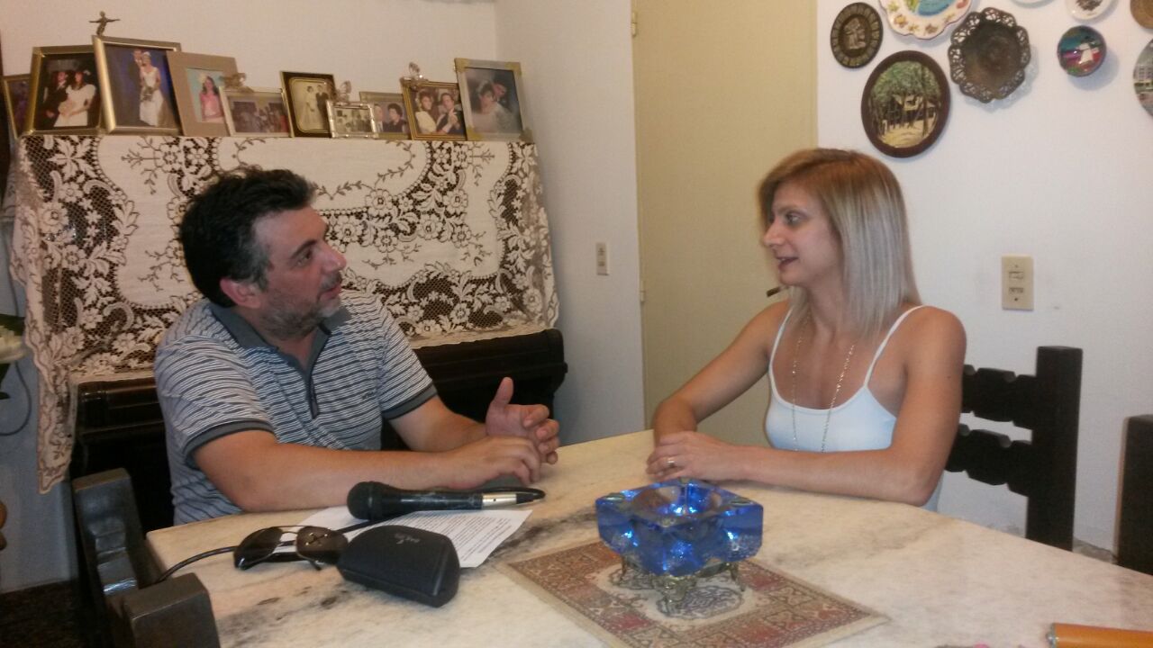 La Dra Silvero en la charla con el periodista Ernesto Veragua.