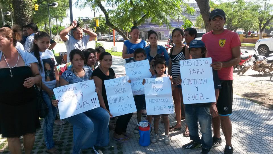 Familiares reclamaron justicia frente al Juzgado.