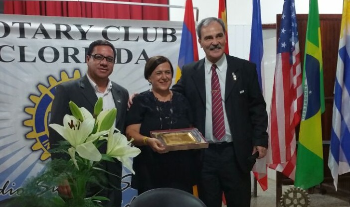 Los Presidentes del los clubes de Asunción Sur y Clorinda con la distinguida Ana Caligaris.