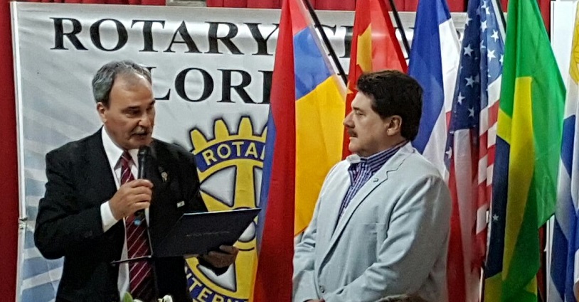 Celauro recibiendo el reconocimiento por parte del Rotary Club Clorinda.